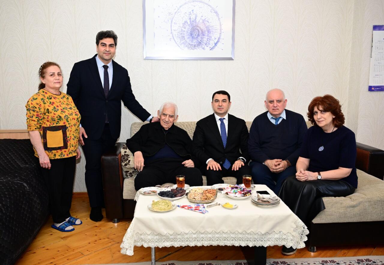 Адиль Керимли навестил народного поэта Наримана Гасанзаде
