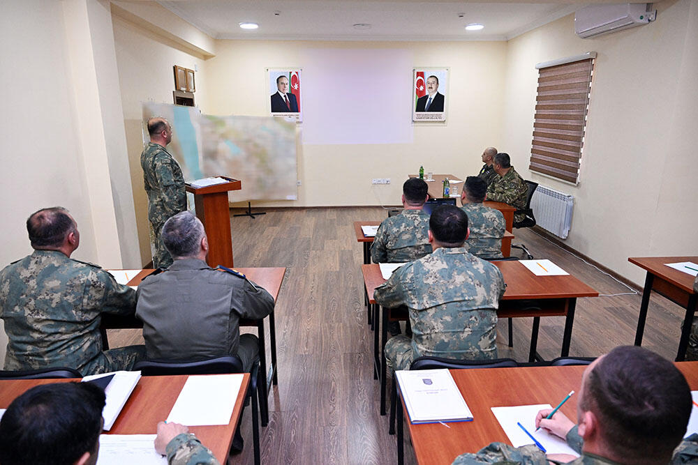 Закир Гасанов проверил служебно-боевую деятельность воинской части ПВО