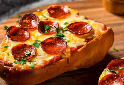 Мини-пицца с колбасой и сыром на батоне