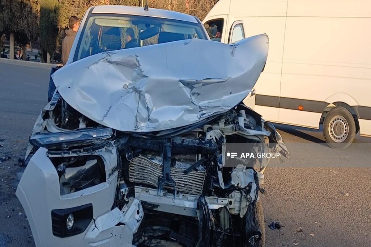 В Гяндже столкнулись два легковых автомобиля, есть пострадавшие
