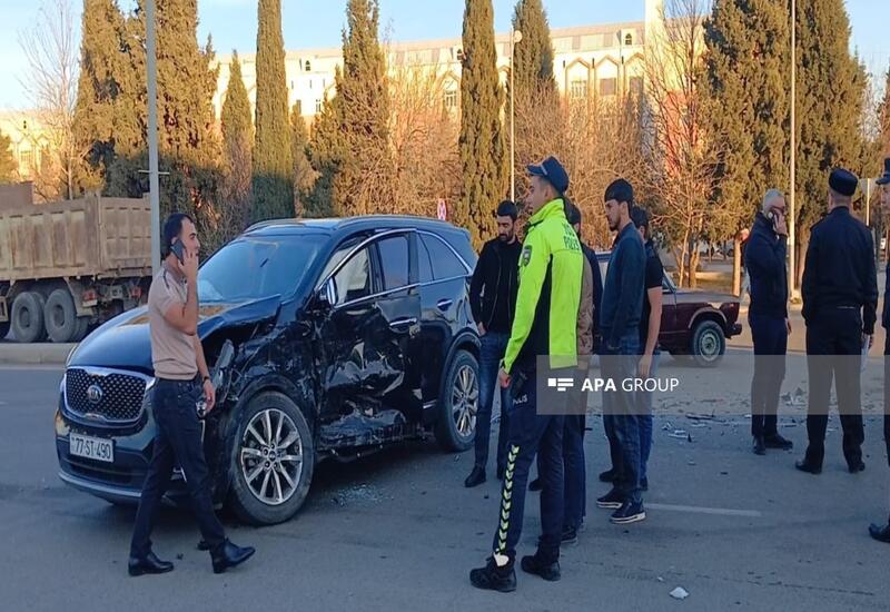 В Гяндже столкнулись два легковых автомобиля, есть пострадавшие