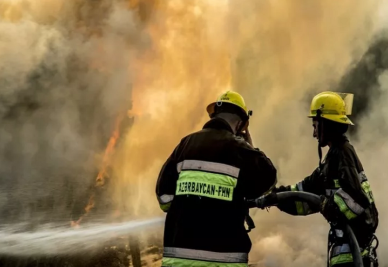 В Сальяне автомобиль сбил сотрудников МЧС,