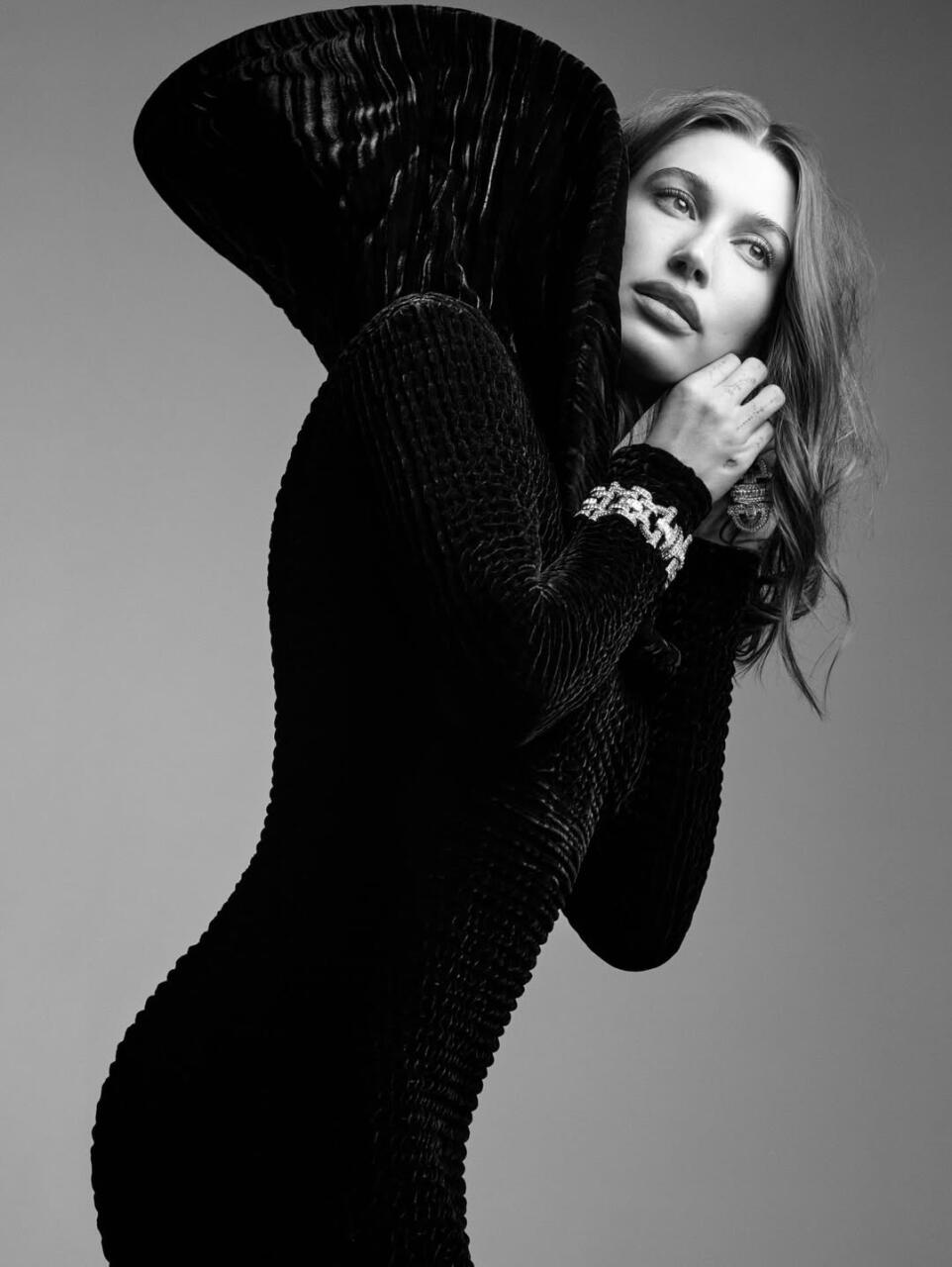 Хейли Бибер снялась для обложки глянца