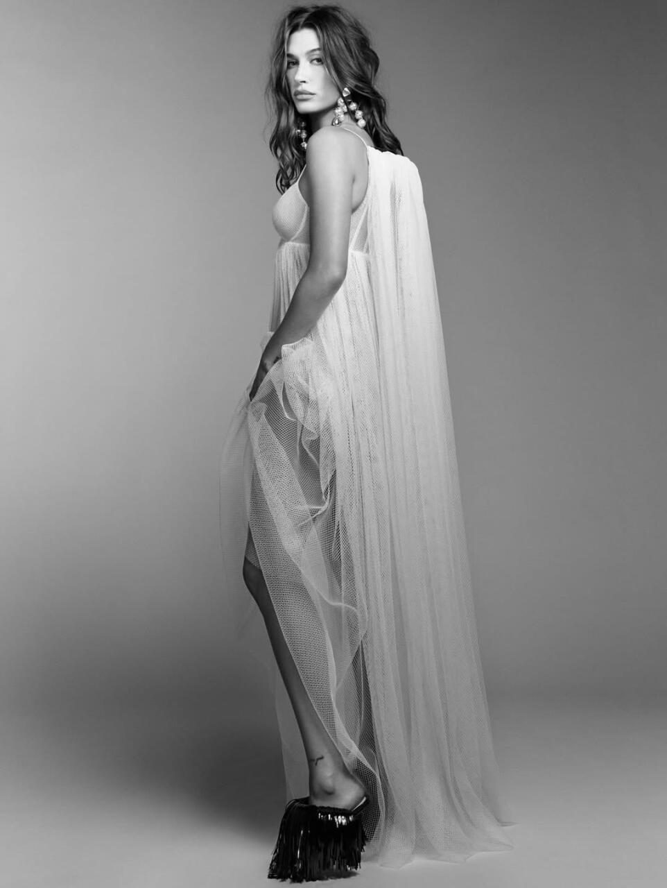 Хейли Бибер снялась для обложки глянца