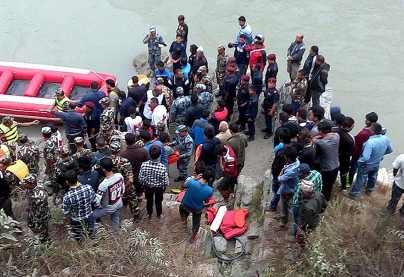 В Непале пассажирский автобус упал в реку,