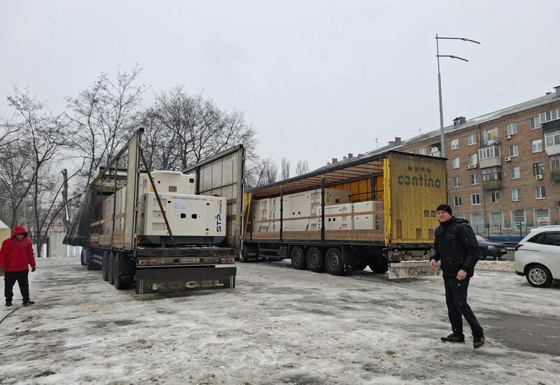 Азербайджан передал Украине гуманитарную помощь