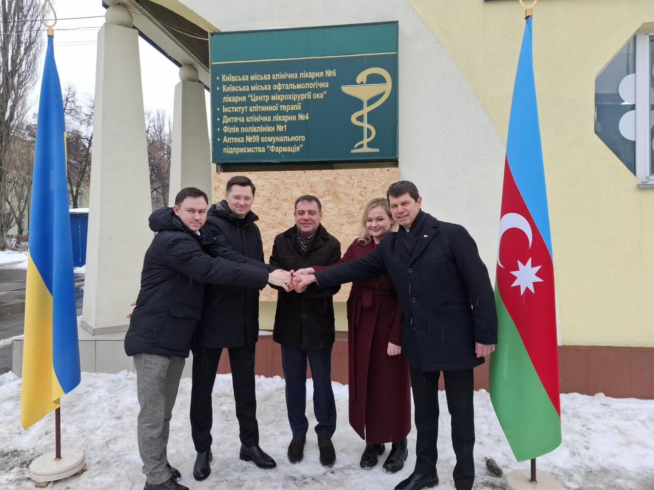 Азербайджан передал Украине гуманитарную помощь