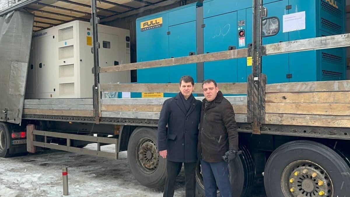 Азербайджан передал Украине гуманитарную помощь