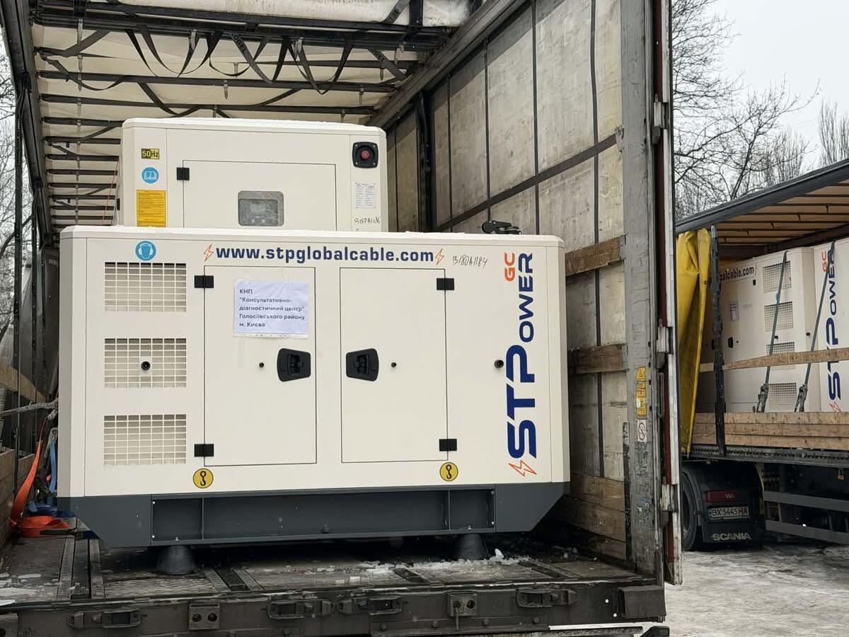 Азербайджан передал Украине гуманитарную помощь