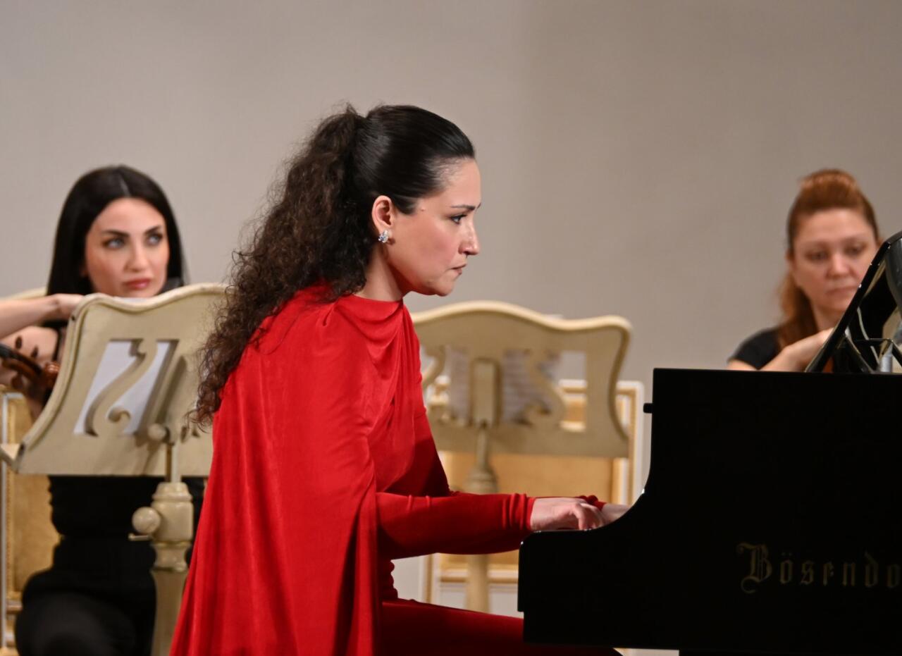 The Lady in Red в сиянии классических шедевров – магия вечера в Баку