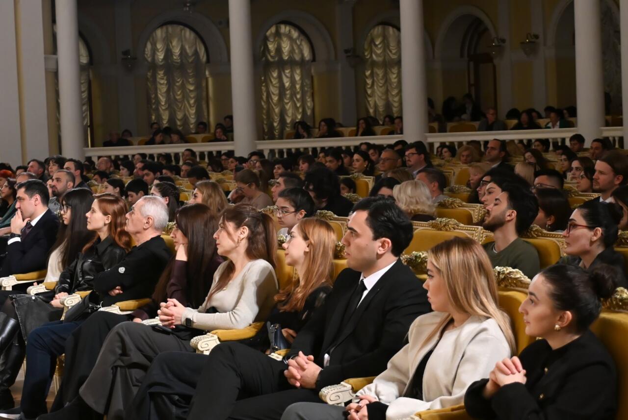 The Lady in Red в сиянии классических шедевров – магия вечера в Баку