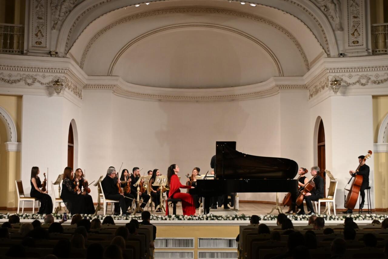 The Lady in Red в сиянии классических шедевров – магия вечера в Баку