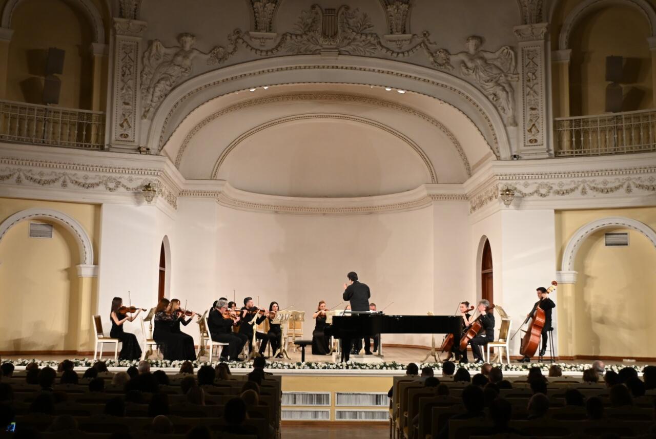 The Lady in Red в сиянии классических шедевров – магия вечера в Баку
