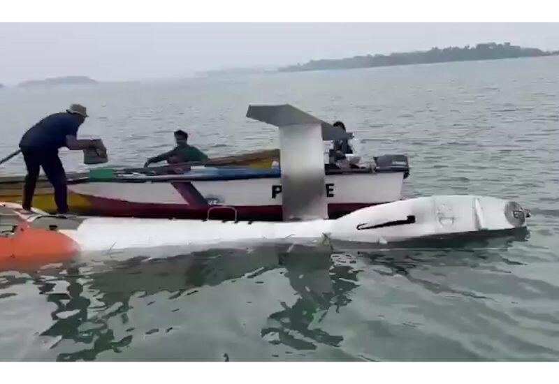 У берегов Индии вертолет экстренно приземлился на воду