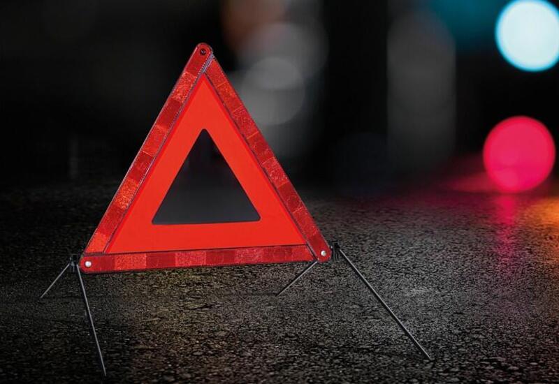 Автомобиль врезался в фонарный столб в Огузе,