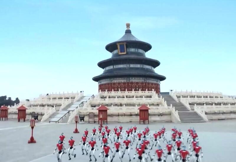 Роботы показали мастерство боевого искусства в пекинском Храме Неба