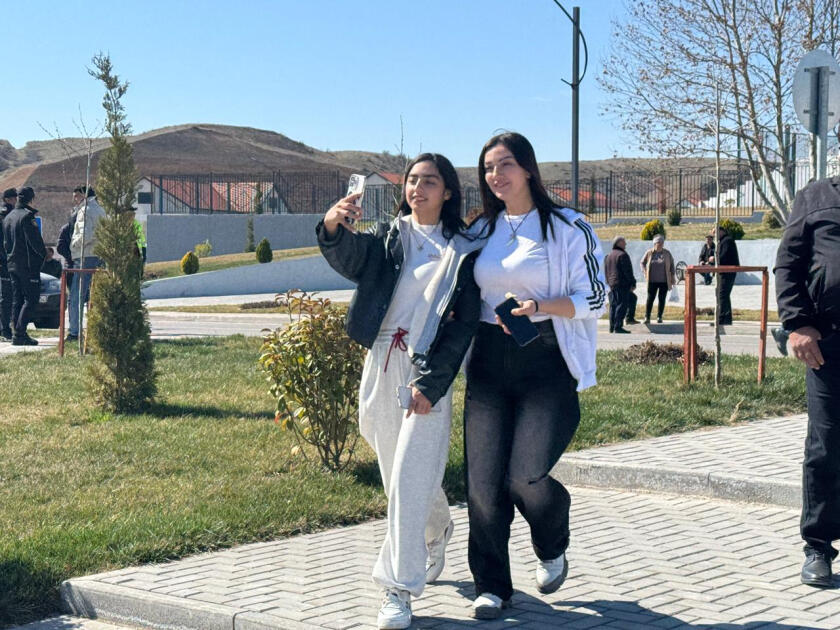 Вернувшимся в Хоровлу бывшим вынужденным переселенцам вручены ключи от домов