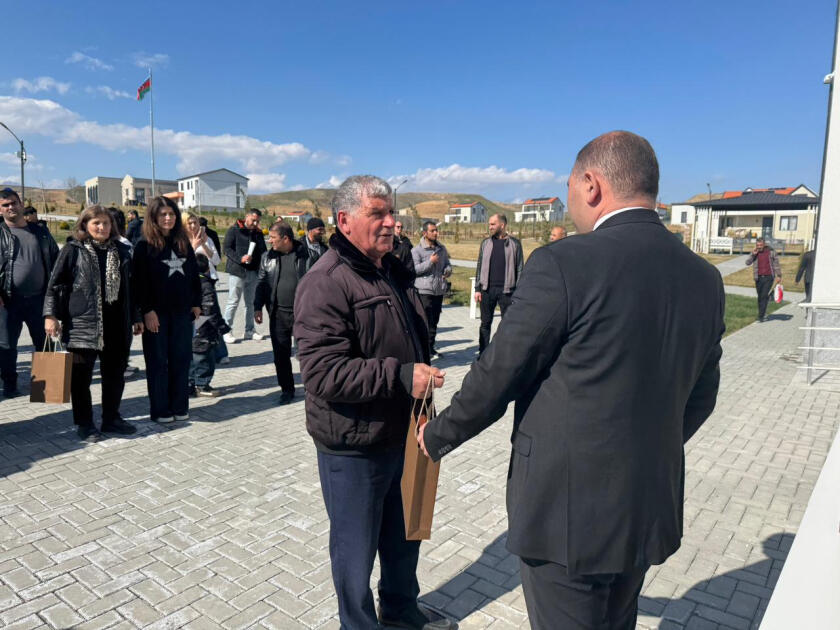 Вернувшимся в Хоровлу бывшим вынужденным переселенцам вручены ключи от домов