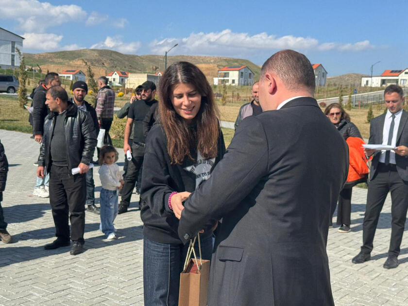 Вернувшимся в Хоровлу бывшим вынужденным переселенцам вручены ключи от домов