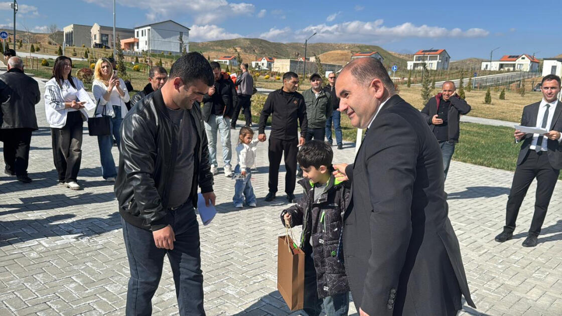 Вернувшимся в Хоровлу бывшим вынужденным переселенцам вручены ключи от домов