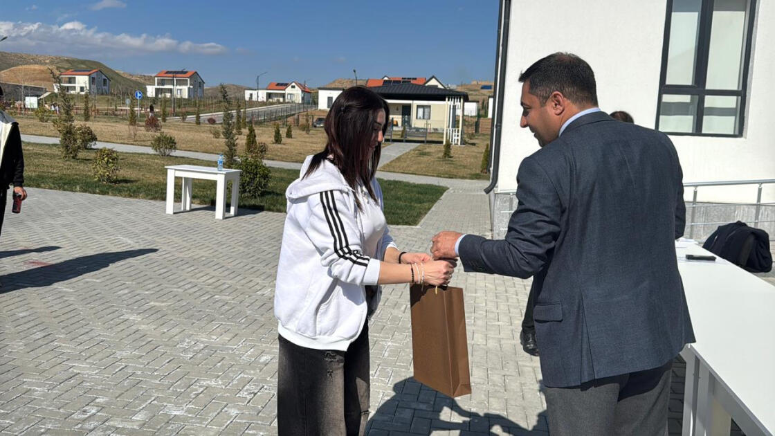 Вернувшимся в Хоровлу бывшим вынужденным переселенцам вручены ключи от домов