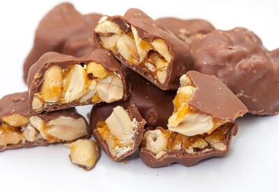 Полезная сладость всего из 2 ингредиентов: <span class="color_red">25 февраля отмечаем День арахиса в шоколаде</span>
