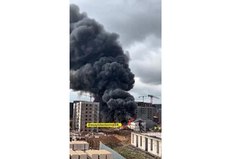 В Стамбуле вспыхнул пожар на строительной площадке