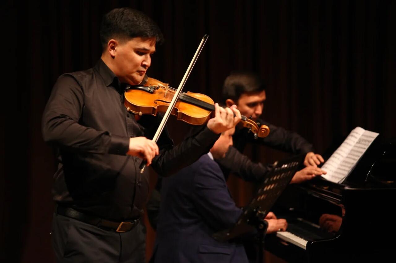 "last postlude-post..." - произведение в котором пауза говорит не меньше, чем звук