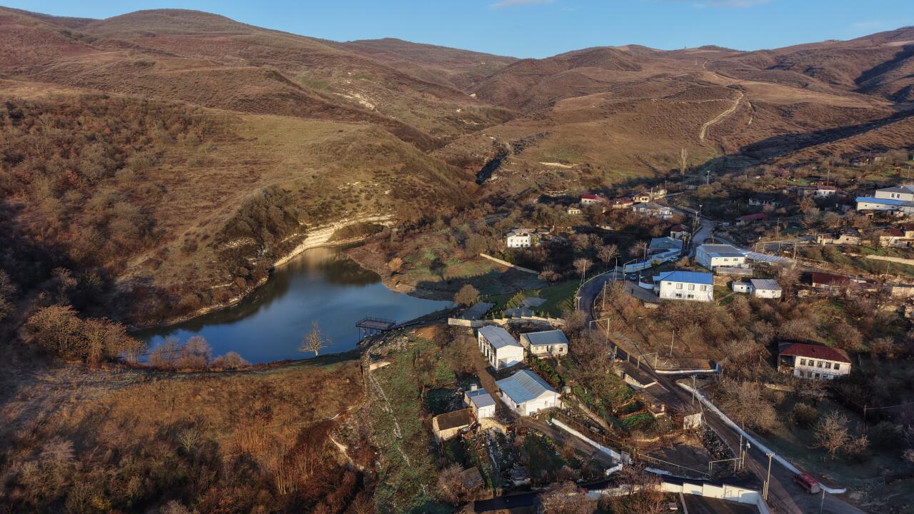 Президент Ильхам Алиев и Первая леди Мехрибан Алиева ознакомились с проделанными работами в селе Ханабад Ходжалинского района