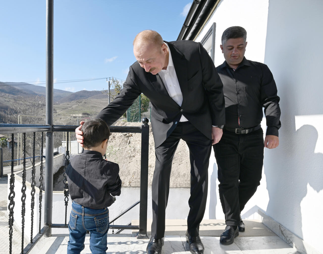 Президент Ильхам Алиев и Первая леди Мехрибан Алиева ознакомились с проделанными работами в селе Ханабад Ходжалинского района