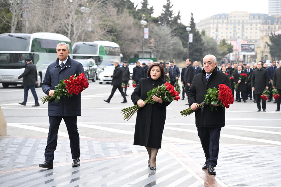 Официальные лица государства и правительства посетили памятник жертвам Ходжалинского геноцида