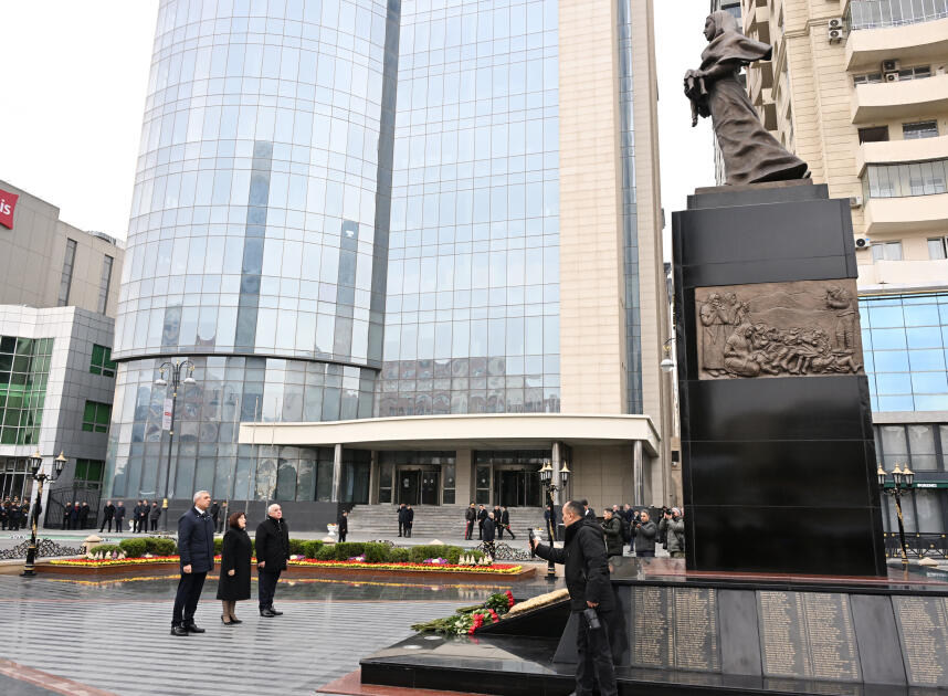 Официальные лица государства и правительства посетили памятник жертвам Ходжалинского геноцида