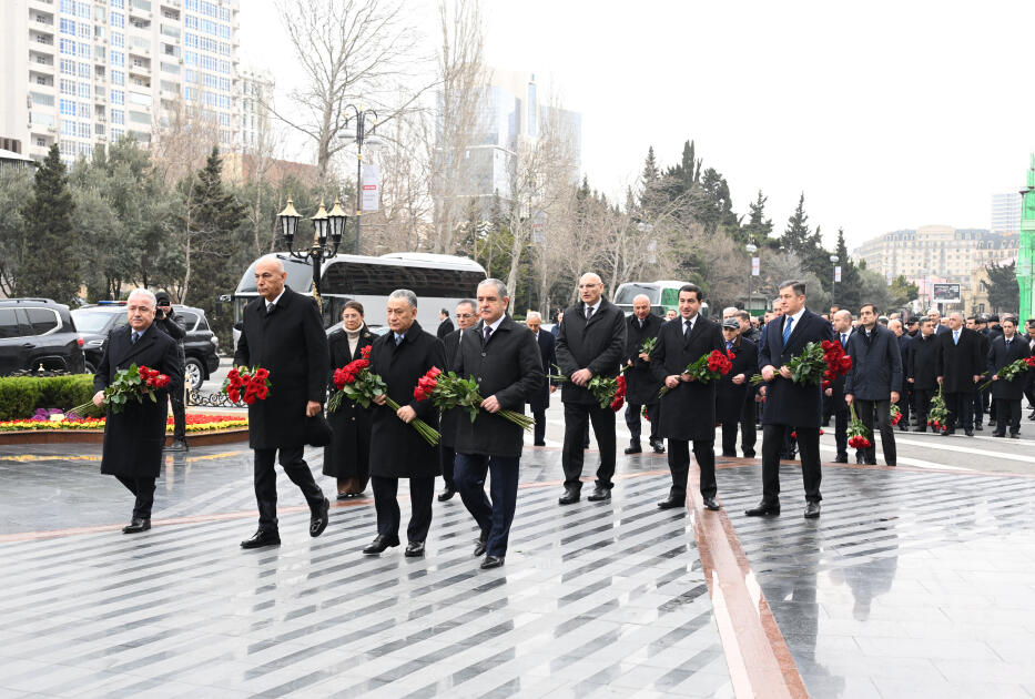 Официальные лица государства и правительства посетили памятник жертвам Ходжалинского геноцида