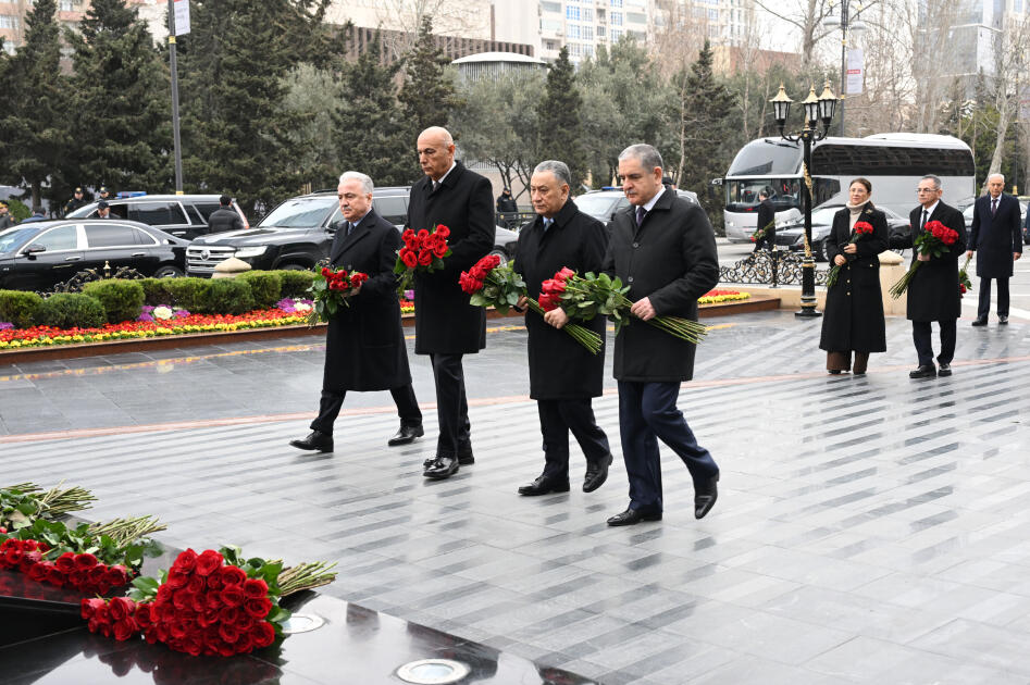 Официальные лица государства и правительства посетили памятник жертвам Ходжалинского геноцида