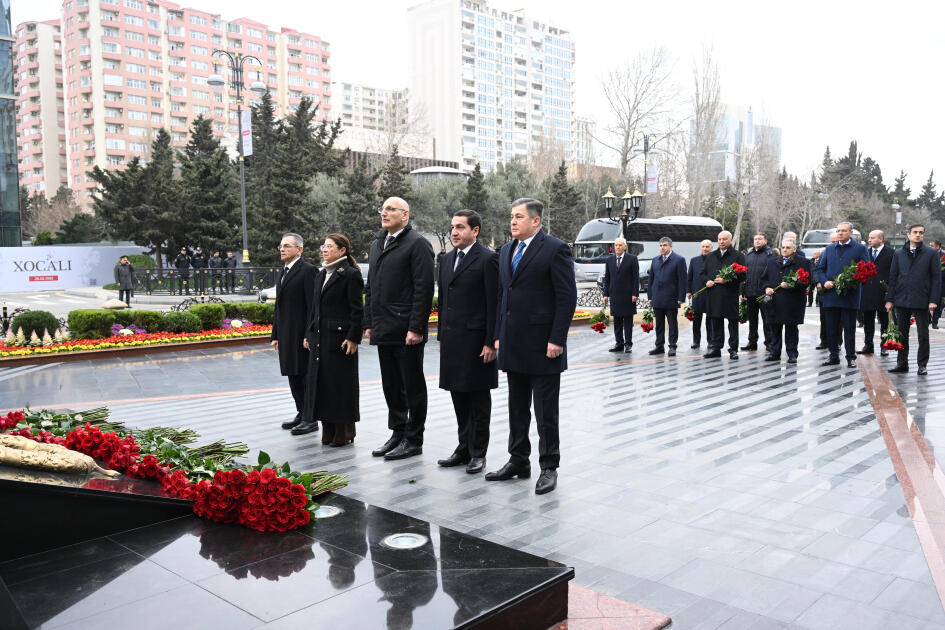 Официальные лица государства и правительства посетили памятник жертвам Ходжалинского геноцида