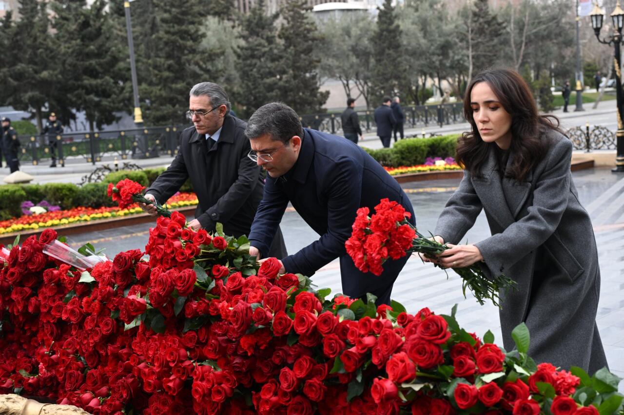 Medianın İnkişafı Agentliyinin kollektivi Xocalı soyqırımının 34-cü ildönümü ilə əlaqədar “Ana harayı” abidəsini ziyarət edib
