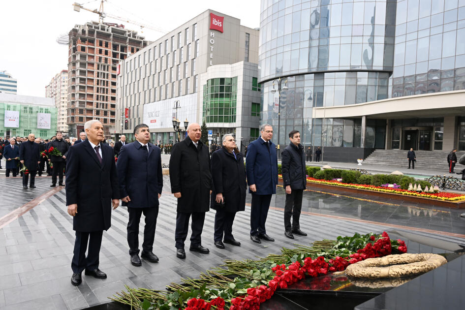 Официальные лица государства и правительства посетили памятник жертвам Ходжалинского геноцида