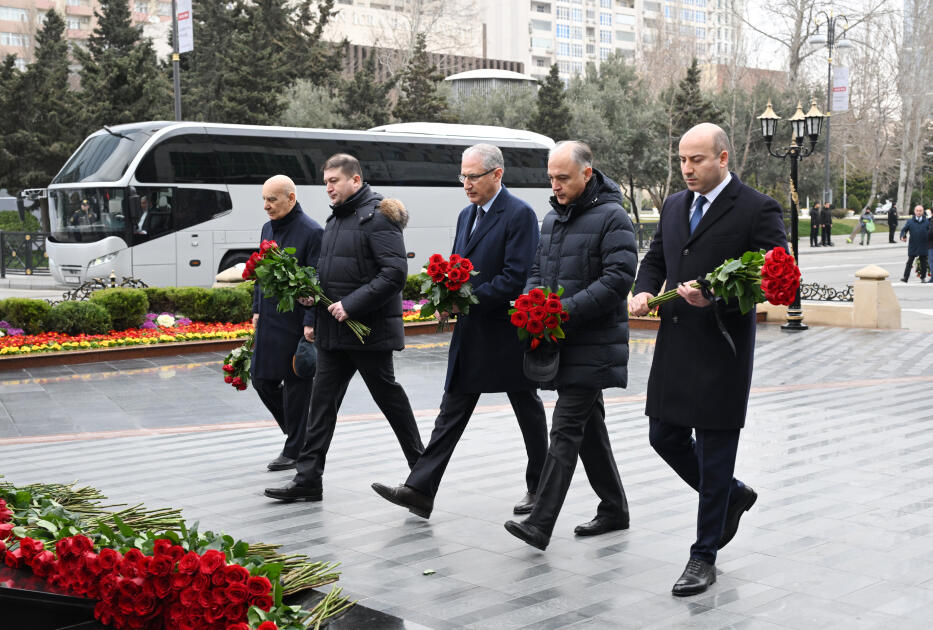 Официальные лица государства и правительства посетили памятник жертвам Ходжалинского геноцида