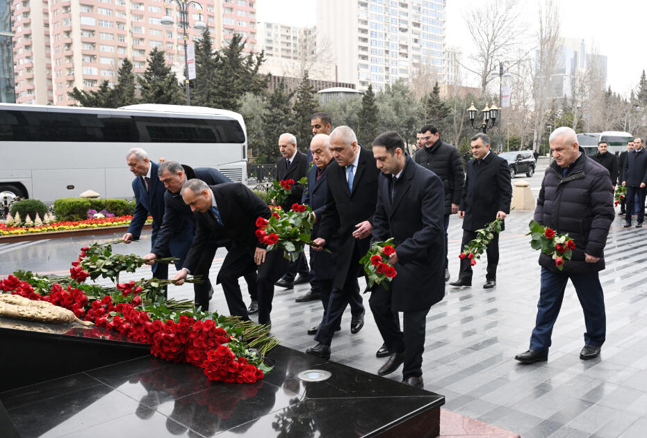 Официальные лица государства и правительства посетили памятник жертвам Ходжалинского геноцида