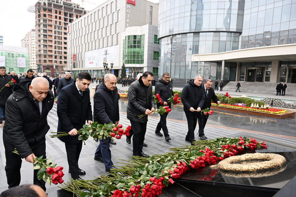 Официальные лица государства и правительства посетили памятник жертвам Ходжалинского геноцида
