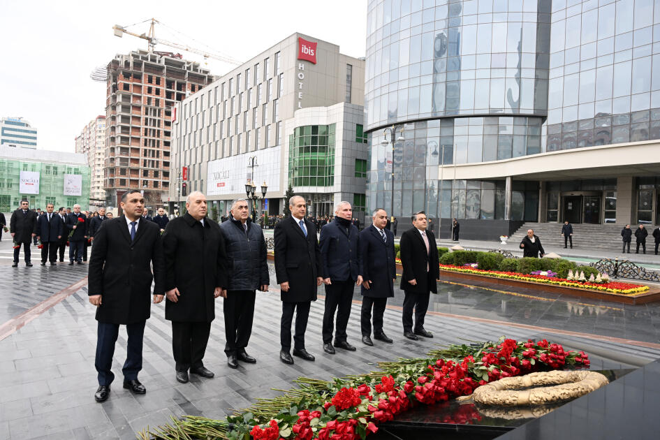 Официальные лица государства и правительства посетили памятник жертвам Ходжалинского геноцида