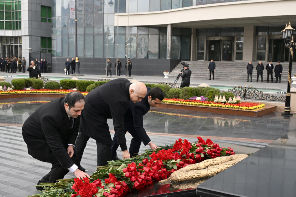 Официальные лица государства и правительства посетили памятник жертвам Ходжалинского геноцида