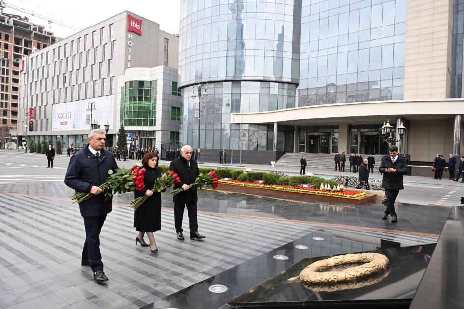 Официальные лица государства и правительства посетили памятник жертвам Ходжалинского геноцида