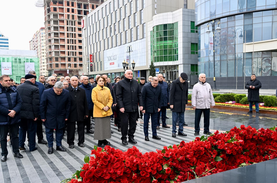 Официальные лица государства и правительства посетили памятник жертвам Ходжалинского геноцида