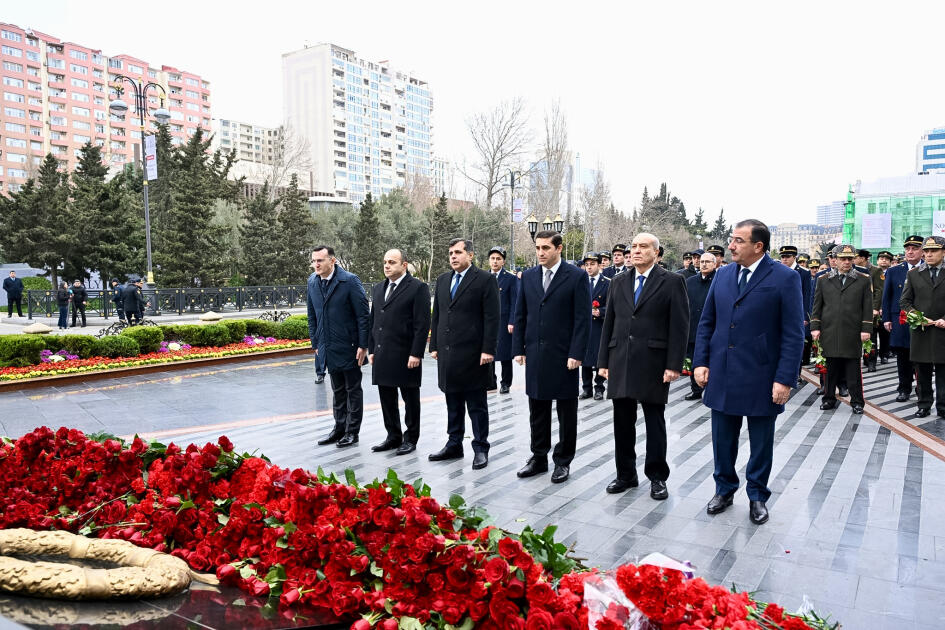 Официальные лица государства и правительства посетили памятник жертвам Ходжалинского геноцида