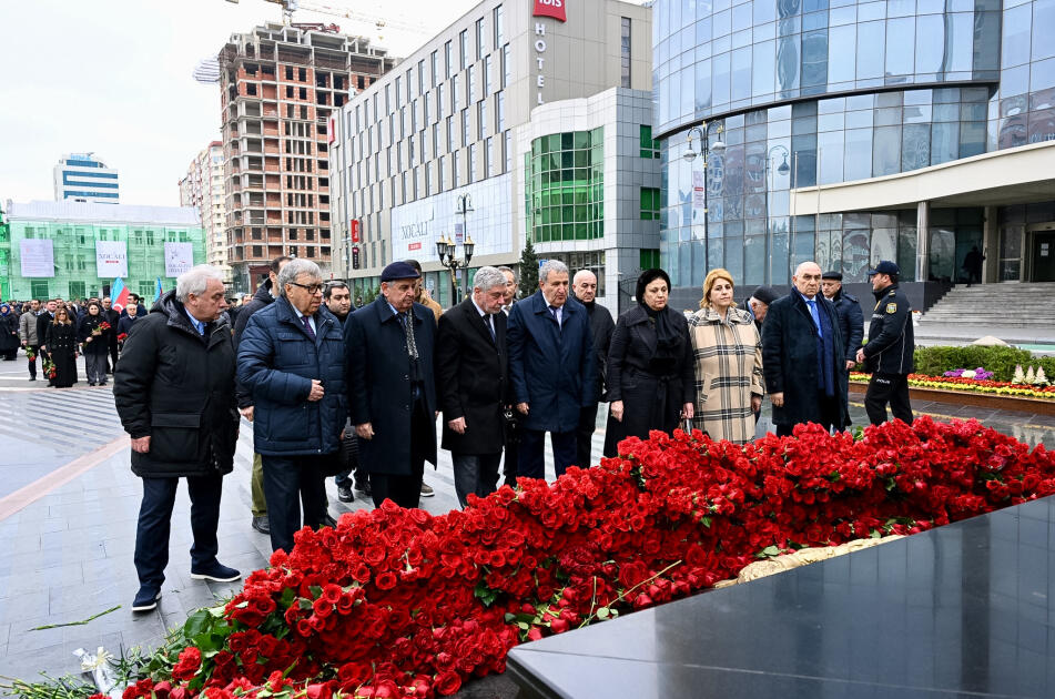 Официальные лица государства и правительства посетили памятник жертвам Ходжалинского геноцида