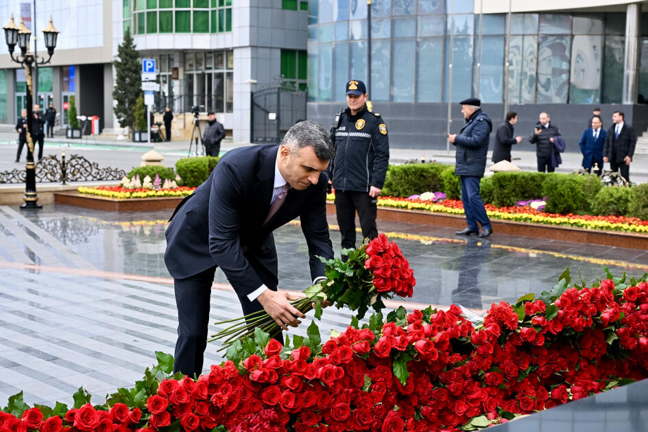 Официальные лица государства и правительства посетили памятник жертвам Ходжалинского геноцида