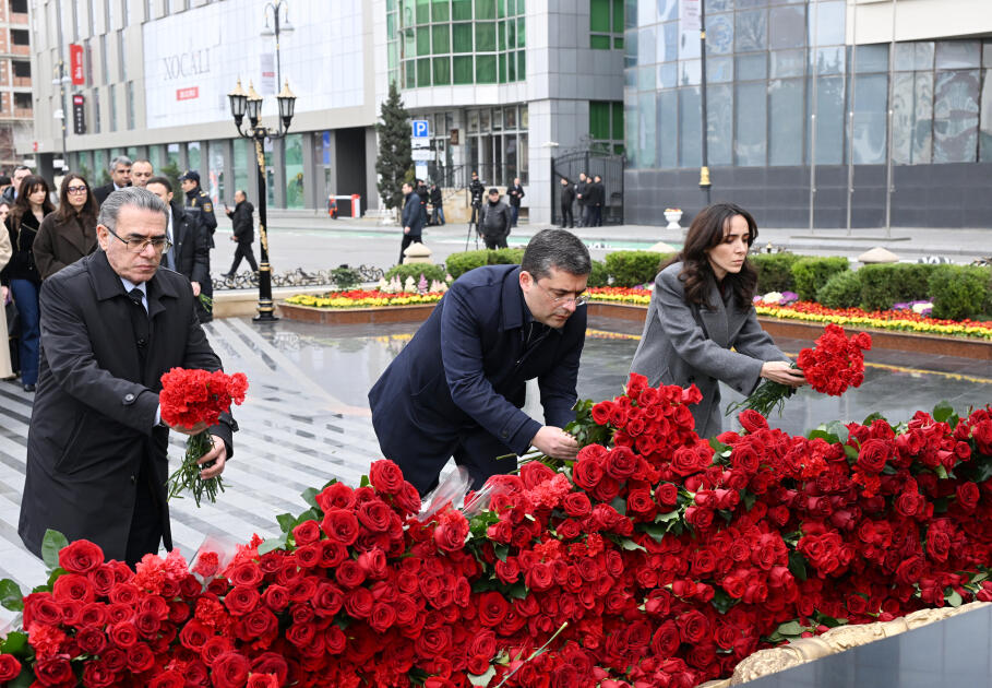 Официальные лица государства и правительства посетили памятник жертвам Ходжалинского геноцида