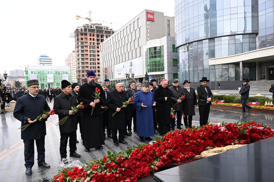 Официальные лица государства и правительства посетили памятник жертвам Ходжалинского геноцида