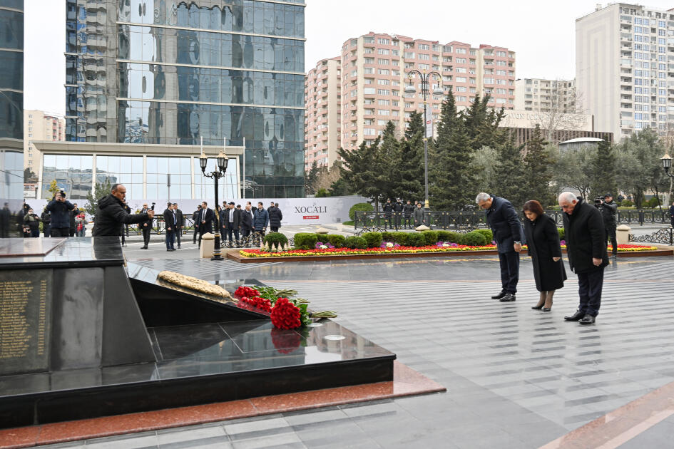 Официальные лица государства и правительства посетили памятник жертвам Ходжалинского геноцида